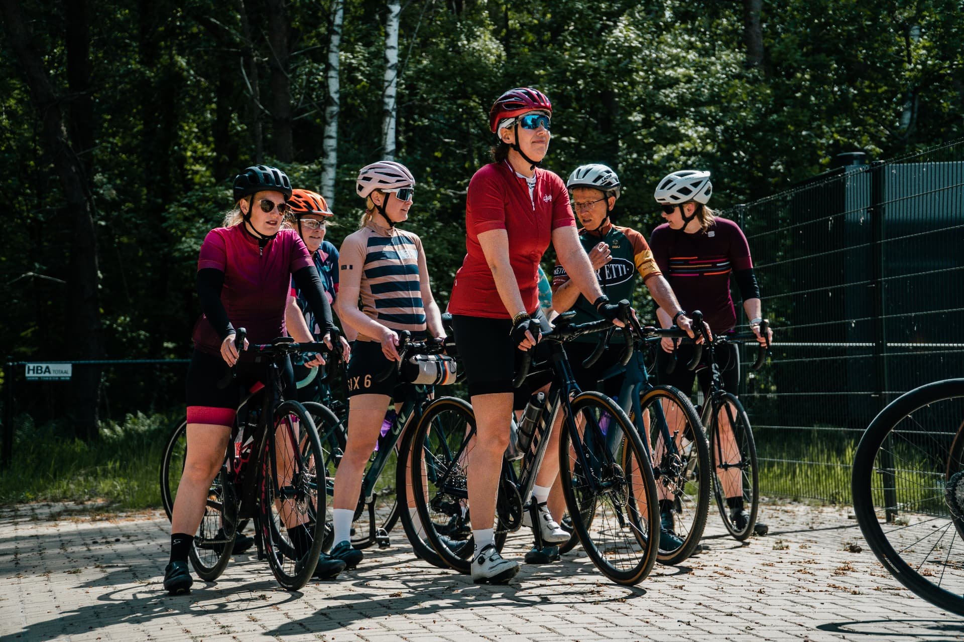 Fietsvrouwen met hun racefietsen bij een clubrit in Nijverdal