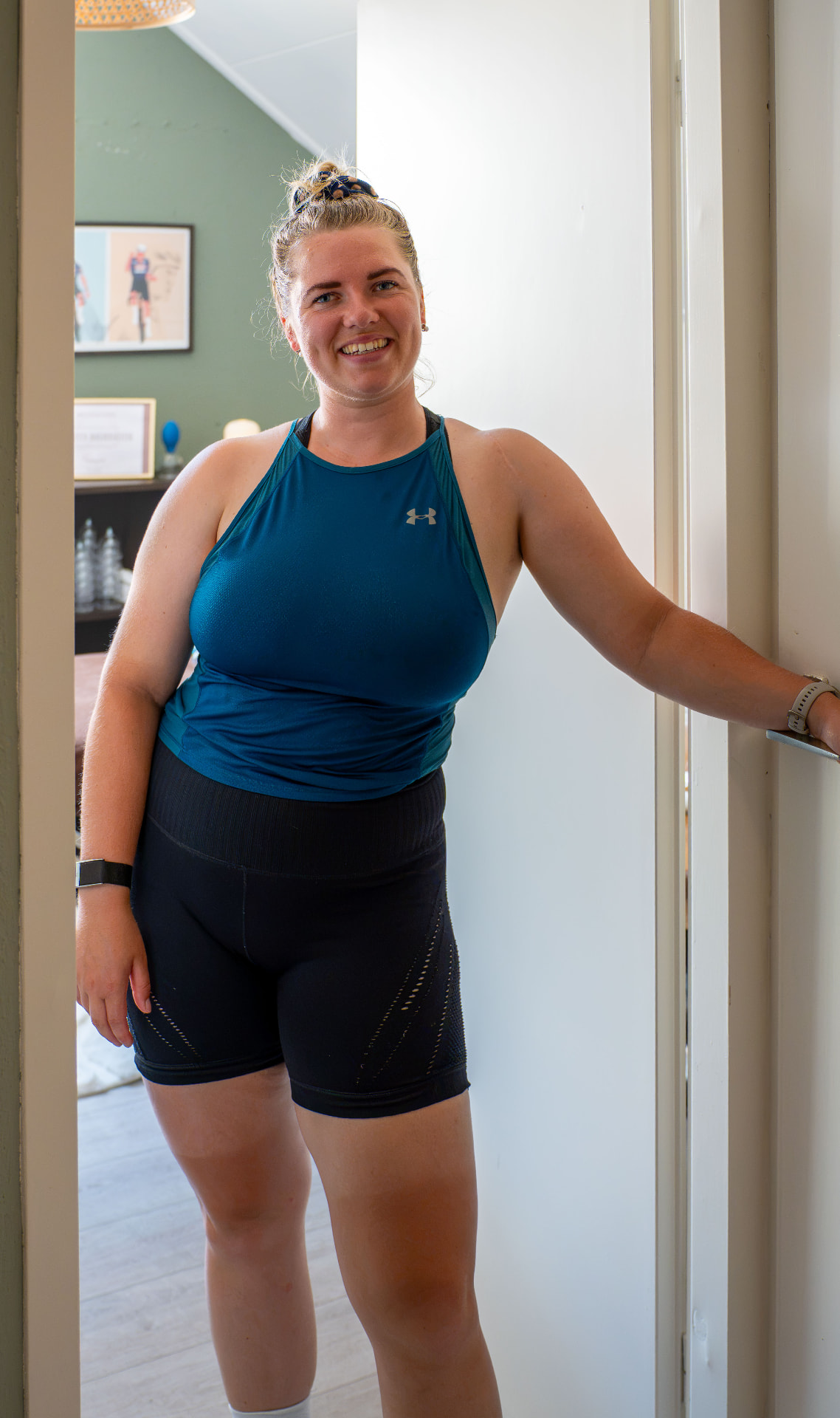 Kirsten in de deuropening van de Fietsvrouwen Praktijk in Raalte